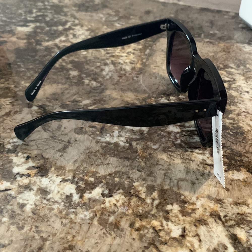 EXPRESS Sunglasses - Picture 5 of 9